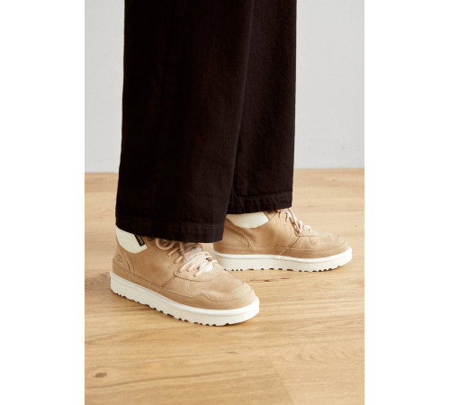 UGG Highland Hi GoreTex Sand